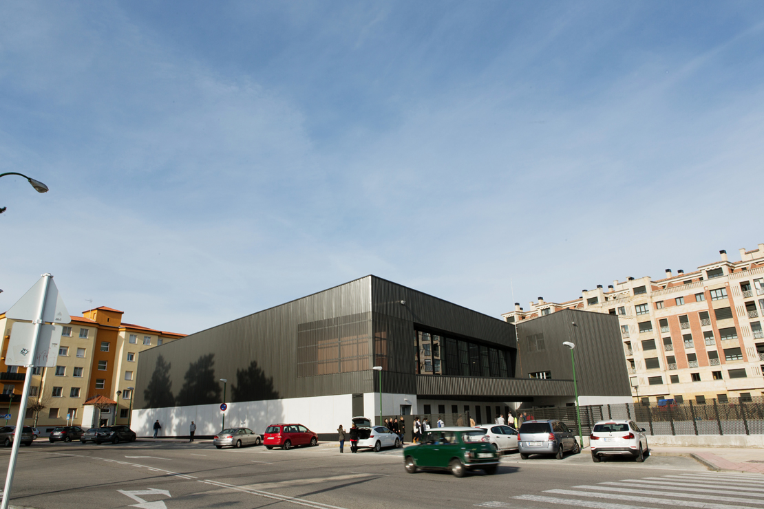 Fachada Muro Cortina Polideportivo SAFA - GL Arquitectura