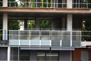 edificio-luz-fachada-doble-piel-muro-cortina-barandilla-modular-riventi_mock-up (2)